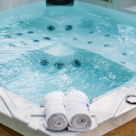 Spa Holl&rsquo;s Oka 3 Sapphire – 5 places – 210x180x93cm